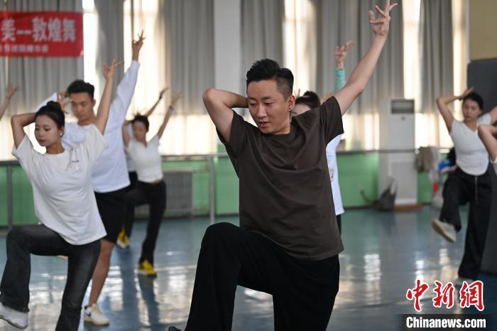 6月6日，在甘肅敦煌青年夜校課程中，青年學(xué)員學(xué)習(xí)敦煌舞課程。李亞龍 攝　　