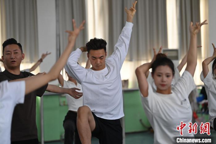 6月6日，在甘肅敦煌青年夜校課程中，青年學(xué)員學(xué)習(xí)敦煌舞課程。李亞龍 攝　　