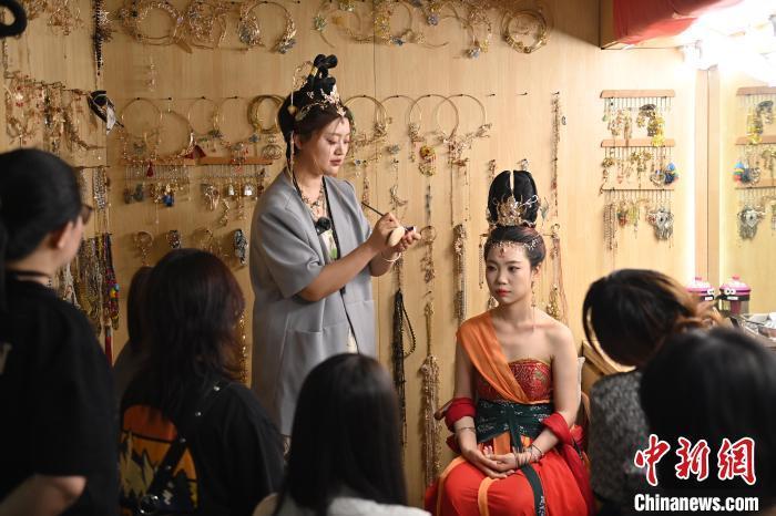 6月6日，在甘肅敦煌青年夜校課程中，青年學(xué)員學(xué)習(xí)敦煌美妝課程。李亞龍 攝