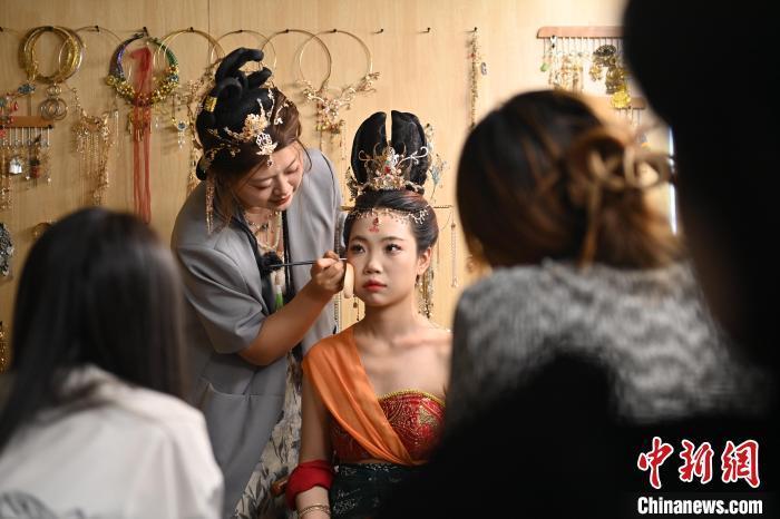 6月6日，在甘肅敦煌青年夜校課程中，青年學(xué)員學(xué)習(xí)敦煌美妝課程。李亞龍 攝　　