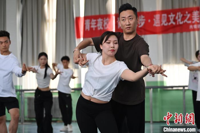 6月6日，在甘肅敦煌青年夜校課程中，學(xué)員學(xué)習(xí)敦煌舞課程。李亞龍 攝　　