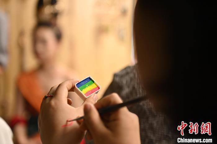 6月6日，在甘肅敦煌青年夜校課程中，青年學(xué)員學(xué)習(xí)敦煌美妝課程。李亞龍 攝　　