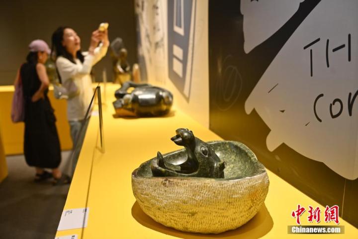 圖為該藝術(shù)展展陳的蛇紋石作品《河馬池》。中新社記者 李亞龍 攝