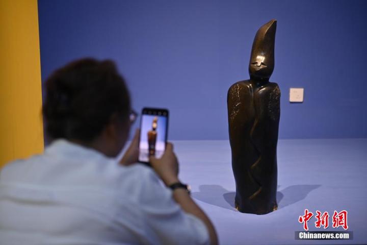 圖為游客拍攝蛇紋石作品《貴婦人》。中新社記者 李亞龍 攝