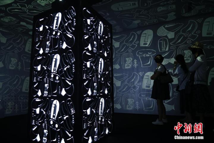 圖為游客參觀藝術(shù)展。中新社記者 李亞龍 攝