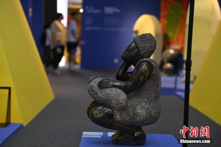 圖為游客參觀藝術(shù)展。中新社記者 李亞龍 攝</p>
<p>