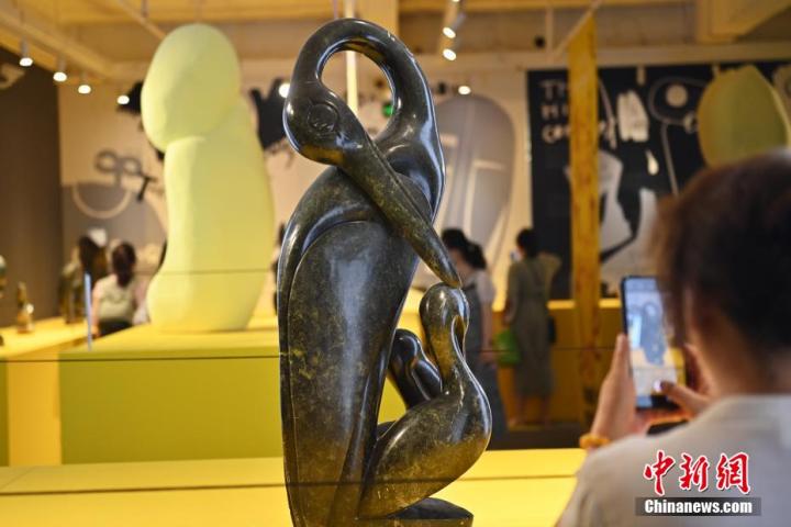 圖為游客拍攝蛇紋石作品《依戀》。中新社記者 李亞龍 攝