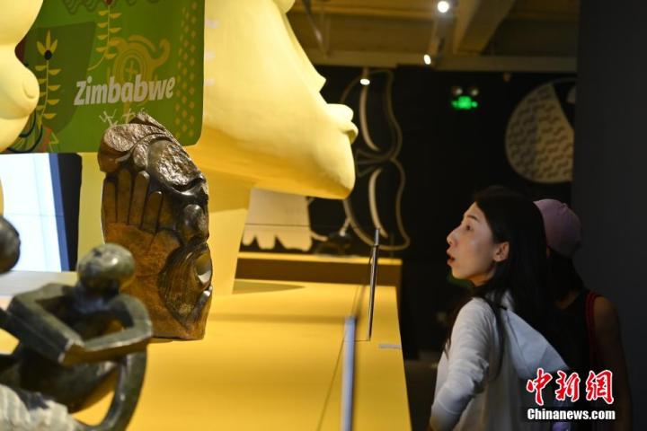 圖為游客參觀藝術(shù)展。中新社記者 李亞龍 攝