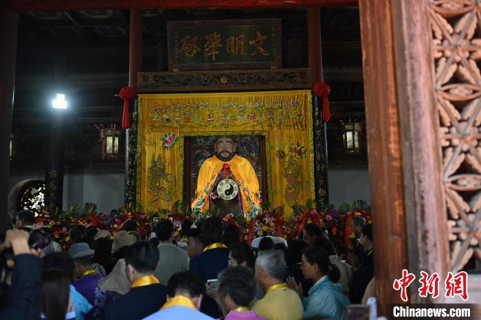 6月21日，2024(甲辰)年公祭中華人文始祖伏羲大典在甘肅天水舉行，來自海峽兩岸及港澳地區(qū)約500人現(xiàn)場共祭中華人文始祖伏羲。中新社記者 李亞龍 攝