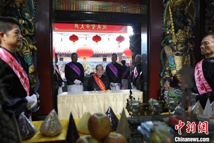 6月21日，“2024(甲辰年)兩岸共祭人文始祖伏羲典禮”在臺灣新北舉行。擔任主祭官的先嗇宮董事長、中國國民黨前秘書長李乾龍(中)出席典禮并擔任主祭官。中新社記者 張曉曦 攝