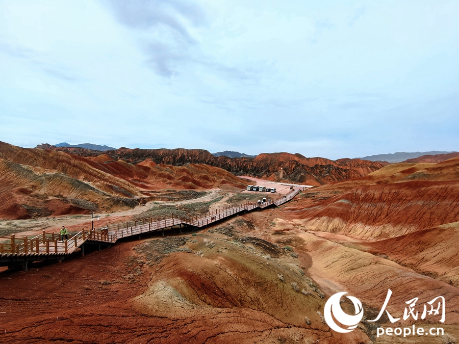  雨后的七彩丹霞，顏色格外艷麗。人民網 黃津曉虎攝
