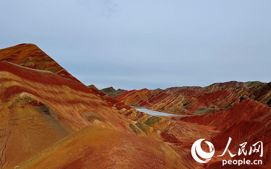 雨后的七彩丹霞，顏色格外艷麗。人民網記者 徐冬兒攝