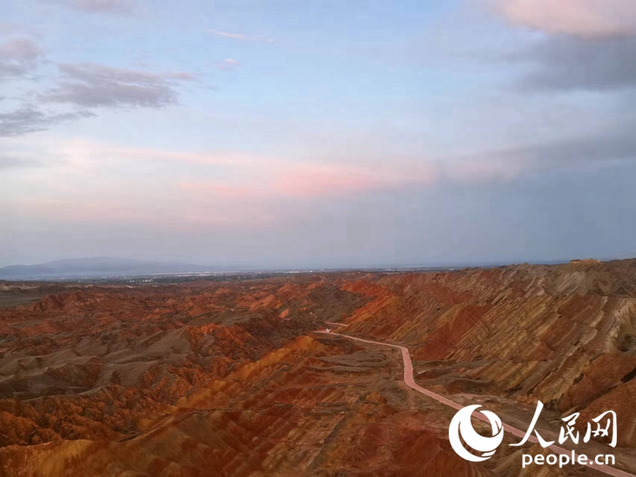日落時分，余暉與丹霞交相輝映。人民網記者 唐嘉藝攝