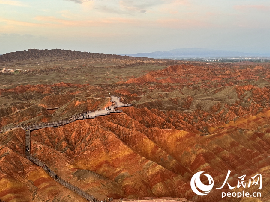 日落時分，余暉與丹霞交相輝映。人民網記者 徐冬兒攝