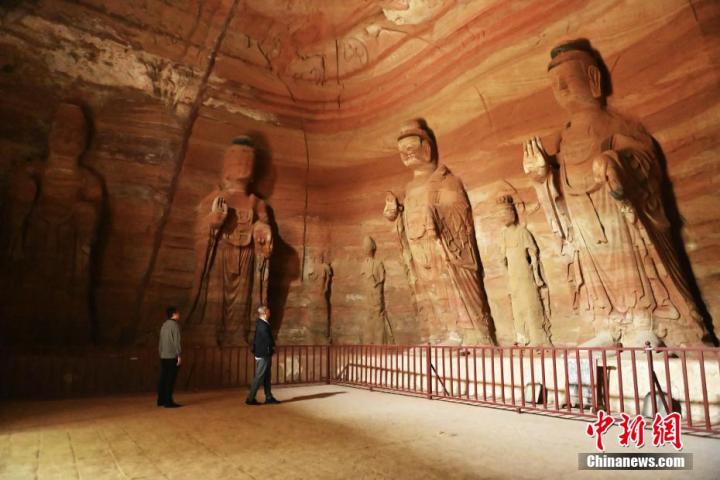 7月15日，游人參觀甘肅省平?jīng)鍪袥艽h百里石窟長廊中的南石窟寺1號窟。百里石窟長廊位于涇川縣境內，由512個石窟、5眼窟中石井組成，現(xiàn)存王母宮石窟、鳳凰山石窟、南石窟寺、丈八寺石窟、羅漢洞石窟、太山寺石窟等規(guī)模較大的石窟群，還有數(shù)量眾多的小石窟群。南石窟寺開鑿于北魏永平三年，其中1號窟屬于大型七佛窟，七佛高達6米。中新社記者 李亞龍 攝