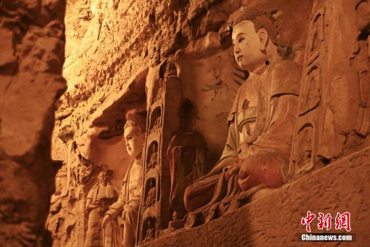 7月15日，甘肅省平?jīng)鍪袥艽h百里石窟長廊中的王母宮石窟造像。百里石窟長廊位于涇川縣境內，由512個石窟、5眼窟中石井組成，現(xiàn)存王母宮石窟、鳳凰山石窟、南石窟寺、丈八寺石窟、羅漢洞石窟、太山寺石窟等規(guī)模較大的石窟群，還有數(shù)量眾多的小石窟群。王母宮石窟又名千佛洞，該窟設計宏大，造像生動，窟內擁有造像數(shù)百尊，是較為珍貴的佛教文化歷史遺存。中新社記者 李亞龍 攝</p>
<p>