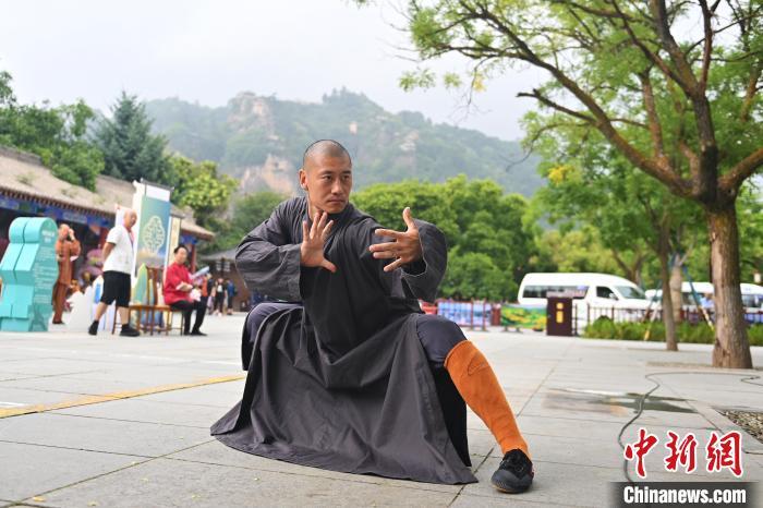 7月14日，甘肅省平?jīng)鍪嗅轻忌骄皡^(qū)內(nèi)，嵩山少林弟子展示武藝。7月13日至14日，“2024年北京體育大學(xué)第十五屆國際武術(shù)比賽交流大會暨首屆崆峒山國際武術(shù)大會”舉行，大會也在崆峒山景區(qū)進行問道崆峒、武術(shù)高級研修班、崆峒拜師等系列活動。中新社記者 李亞龍 攝</p>
<p>
