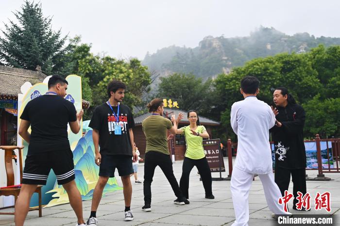7月14日，甘肅省平?jīng)鍪嗅轻忌骄皡^(qū)內(nèi)，外籍武術(shù)愛好者學(xué)習(xí)崆峒派武術(shù)。7月13日至14日，“2024年北京體育大學(xué)第十五屆國際武術(shù)比賽交流大會暨首屆崆峒山國際武術(shù)大會”舉行，大會也在崆峒山景區(qū)進行問道崆峒、武術(shù)高級研修班、崆峒拜師等系列活動。中新社記者 李亞龍 攝</p>
<p>