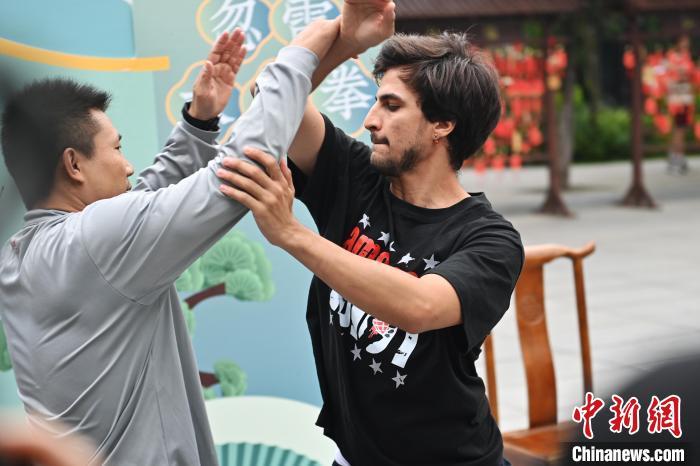 7月14日，甘肅省平?jīng)鍪嗅轻忌骄皡^(qū)內(nèi)，外籍武術(shù)愛好者(右)進行忽雷太極拳切磋。7月13日至14日，“2024年北京體育大學(xué)第十五屆國際武術(shù)比賽交流大會暨首屆崆峒山國際武術(shù)大會”舉行，大會也在崆峒山景區(qū)進行問道崆峒、武術(shù)高級研修班、崆峒拜師等系列活動。中新社記者 李亞龍 攝</p>
<p>