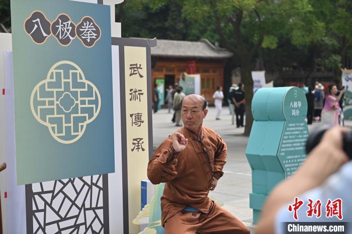 7月14日，甘肅省平?jīng)鍪嗅轻忌骄皡^(qū)內(nèi)，八極拳傳承人展示八極拳。7月13日至14日，“2024年北京體育大學(xué)第十五屆國際武術(shù)比賽交流大會暨首屆崆峒山國際武術(shù)大會”舉行，大會也在崆峒山景區(qū)進行問道崆峒、武術(shù)高級研修班、崆峒拜師等系列活動。中新社記者 李亞龍 攝</p>
<p>