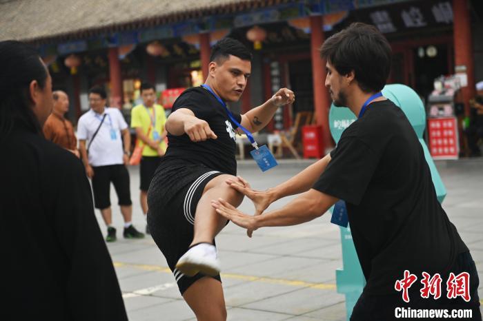 7月14日，甘肅省平?jīng)鍪嗅轻忌骄皡^(qū)內(nèi)，外籍武術(shù)愛好者切磋武藝。7月13日至14日，“2024年北京體育大學(xué)第十五屆國際武術(shù)比賽交流大會暨首屆崆峒山國際武術(shù)大會”舉行，大會也在崆峒山景區(qū)進行問道崆峒、武術(shù)高級研修班、崆峒拜師等系列活動。中新社記者 李亞龍 攝