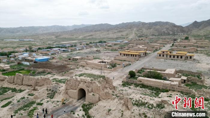 7月13日，位于山丹漢明長(zhǎng)城遺址里的硤口古城。(無(wú)人機(jī)圖片) 　九美旦增 攝