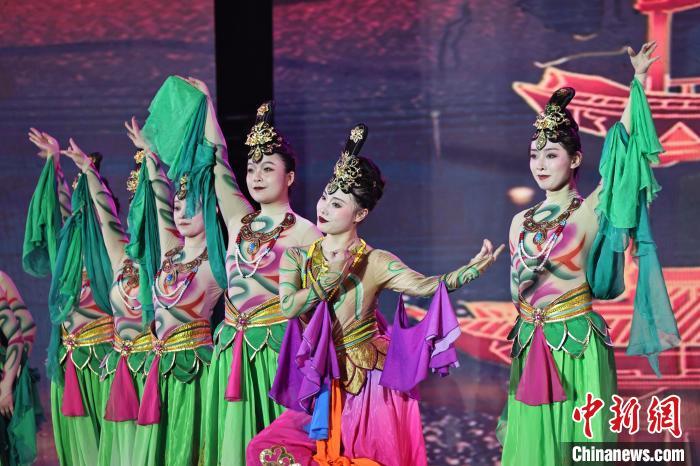 7月19日晚，第五屆黃河之濱文藝展演在蘭州體育文化廣場開幕。圖為開幕式演出敦煌舞蹈。張曦予 攝