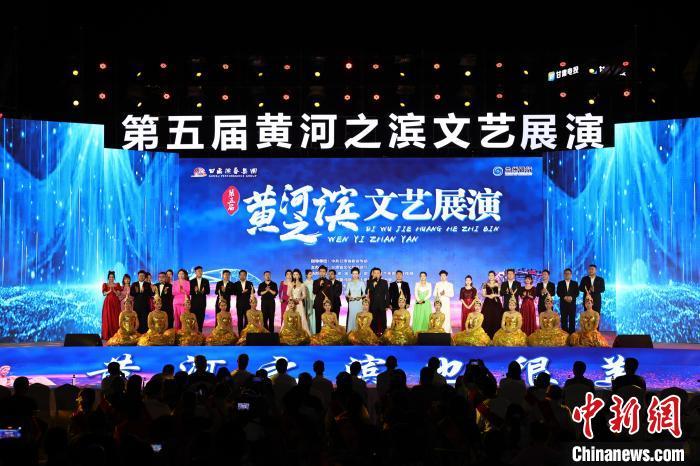 7月19日晚，第五屆黃河之濱文藝展演在蘭州體育文化廣場開幕。張曦予 攝
