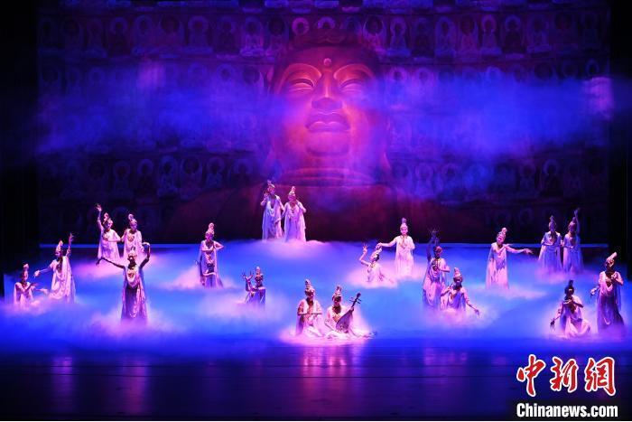 7月18日晚，中國(guó)經(jīng)典舞劇《絲路花雨》在甘肅蘭州黃河劇院進(jìn)行演出。中國(guó)經(jīng)典舞劇《絲路花雨》迎來(lái)45周年，7月17日-8月4日在蘭州開啟為期多天的駐場(chǎng)演出。該舞劇取材于敦煌莫高窟壁畫，集中國(guó)霓裳羽衣舞、敦煌舞、印度舞、黑巾舞、波斯馬鈴舞等于一身，自1979年演出至今，該劇先后在40多個(gè)國(guó)家和地區(qū)演出近4000場(chǎng)，觀眾550多萬(wàn)人次。中新社記者 李亞龍 攝</p>
<p>