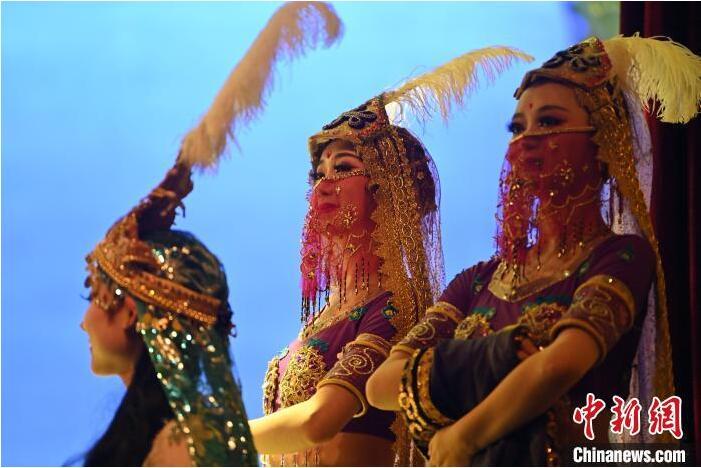 7月18日晚，中國(guó)經(jīng)典舞劇《絲路花雨》在甘肅蘭州黃河劇院進(jìn)行演出。中國(guó)經(jīng)典舞劇《絲路花雨》迎來(lái)45周年，7月17日-8月4日在蘭州開啟為期多天的駐場(chǎng)演出。該舞劇取材于敦煌莫高窟壁畫，集中國(guó)霓裳羽衣舞、敦煌舞、印度舞、黑巾舞、波斯馬鈴舞等于一身，自1979年演出至今，該劇先后在40多個(gè)國(guó)家和地區(qū)演出近4000場(chǎng)，觀眾550多萬(wàn)人次。中新社記者 李亞龍 攝</p>
<p>