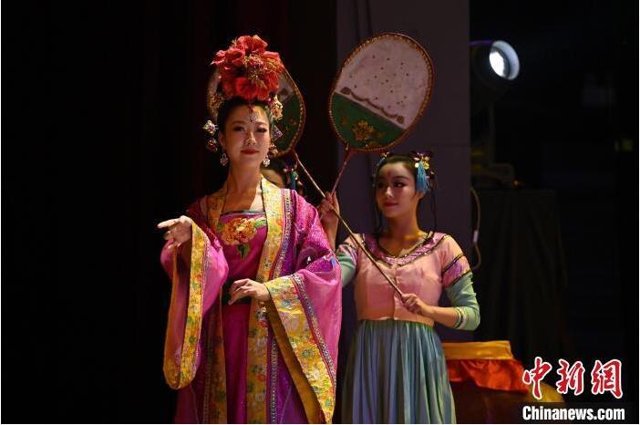 7月18日晚，中國(guó)經(jīng)典舞劇《絲路花雨》在甘肅蘭州黃河劇院進(jìn)行演出。中國(guó)經(jīng)典舞劇《絲路花雨》迎來(lái)45周年，7月17日-8月4日在蘭州開啟為期多天的駐場(chǎng)演出。該舞劇取材于敦煌莫高窟壁畫，集中國(guó)霓裳羽衣舞、敦煌舞、印度舞、黑巾舞、波斯馬鈴舞等于一身，自1979年演出至今，該劇先后在40多個(gè)國(guó)家和地區(qū)演出近4000場(chǎng)，觀眾550多萬(wàn)人次。中新社記者 李亞龍 攝</p>
<p>