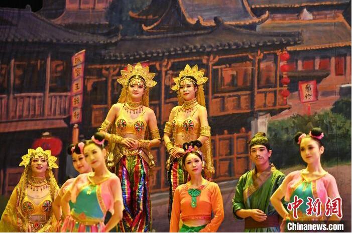 7月18日晚，中國(guó)經(jīng)典舞劇《絲路花雨》在甘肅蘭州黃河劇院進(jìn)行演出。中國(guó)經(jīng)典舞劇《絲路花雨》迎來(lái)45周年，7月17日-8月4日在蘭州開啟為期多天的駐場(chǎng)演出。該舞劇取材于敦煌莫高窟壁畫，集中國(guó)霓裳羽衣舞、敦煌舞、印度舞、黑巾舞、波斯馬鈴舞等于一身，自1979年演出至今，該劇先后在40多個(gè)國(guó)家和地區(qū)演出近4000場(chǎng)，觀眾550多萬(wàn)人次。中新社記者 李亞龍 攝</p>
<p>