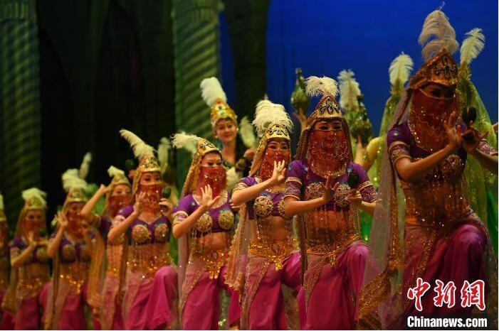 7月18日晚，中國(guó)經(jīng)典舞劇《絲路花雨》在甘肅蘭州黃河劇院進(jìn)行演出。中國(guó)經(jīng)典舞劇《絲路花雨》迎來(lái)45周年，7月17日-8月4日在蘭州開啟為期多天的駐場(chǎng)演出。該舞劇取材于敦煌莫高窟壁畫，集中國(guó)霓裳羽衣舞、敦煌舞、印度舞、黑巾舞、波斯馬鈴舞等于一身，自1979年演出至今，該劇先后在40多個(gè)國(guó)家和地區(qū)演出近4000場(chǎng)，觀眾550多萬(wàn)人次。中新社記者 李亞龍 攝</p>
<p>