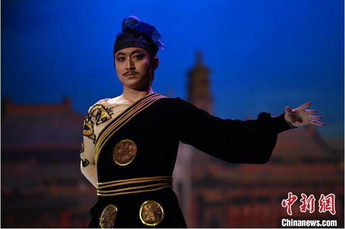 7月18日晚，中國(guó)經(jīng)典舞劇《絲路花雨》在甘肅蘭州黃河劇院進(jìn)行演出。中國(guó)經(jīng)典舞劇《絲路花雨》迎來(lái)45周年，7月17日-8月4日在蘭州開啟為期多天的駐場(chǎng)演出。該舞劇取材于敦煌莫高窟壁畫，集中國(guó)霓裳羽衣舞、敦煌舞、印度舞、黑巾舞、波斯馬鈴舞等于一身，自1979年演出至今，該劇先后在40多個(gè)國(guó)家和地區(qū)演出近4000場(chǎng)，觀眾550多萬(wàn)人次。中新社記者 李亞龍 攝
