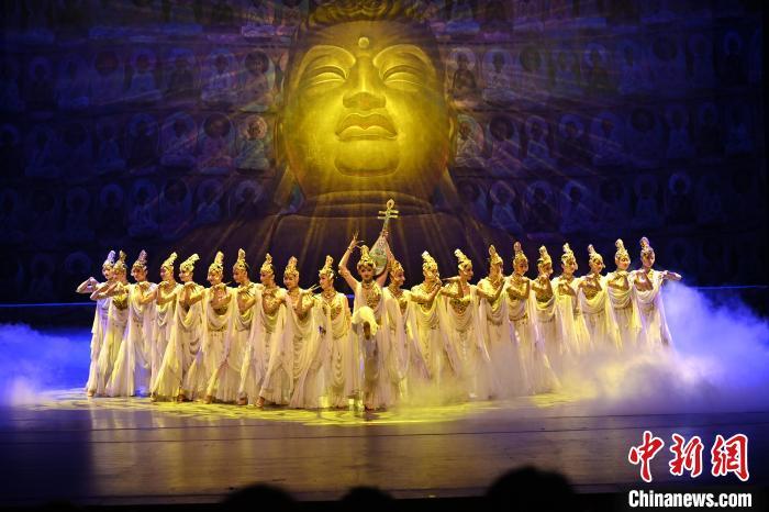 7月18日晚，中國經典舞劇《絲路花雨》在甘肅蘭州黃河劇院演出。李亞龍 攝
