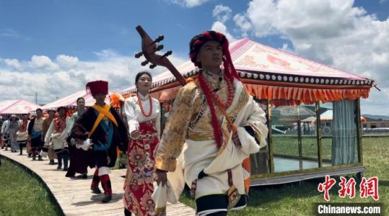 2024年6月，甘肅甘南藏族自治州上演藏服時(shí)裝秀。(資料圖)高瑩 攝