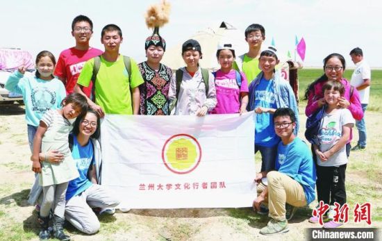 圖為蘭州大學(xué)文化行者團(tuán)隊(duì)走進(jìn)民族社區(qū)。(資料圖)蘭州大學(xué)供圖