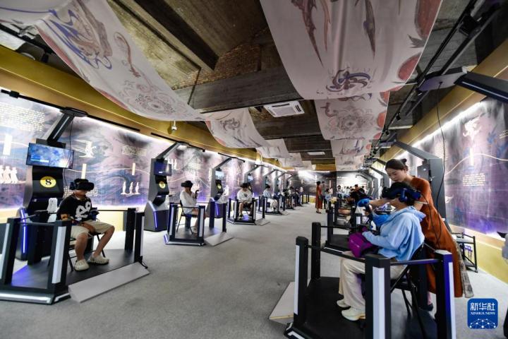 7月22日，游客線下體驗(yàn)“尋境敦煌——數(shù)字敦煌沉浸展”。新華社記者 郎兵兵 攝</p>
<p>