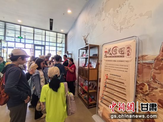 近日，玉門關(guān)遺址景區(qū)開啟了一場精彩紛呈的玉關(guān)詩詞挑戰(zhàn)賽，吸引眾多游人參與其中。玉門關(guān)遺址景區(qū)供圖