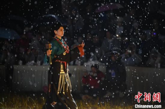 圖為2024年8月6日晚大賽現(xiàn)場模特進(jìn)行比賽。李亞龍 攝