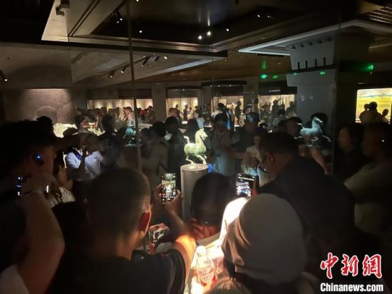 8月17日至23日，“濃濃民族情 兩岸一家親”臺灣同胞參訪團甘肅行交流活動在甘肅展開。圖為臺胞參觀甘肅省博物館。中新社記者 閆姣 攝