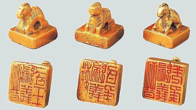 從左至右依次為“晉歸義羌侯”金印、“晉歸義氐王”金印、“魏歸義氐侯”金印