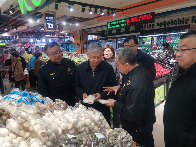 圖為市委常委、市紀(jì)委書記、市監(jiān)委主任張學(xué)勇調(diào)研食品安全責(zé)任包保企業(yè)西部天地商貿(mào)有限責(zé)任公司.jpg