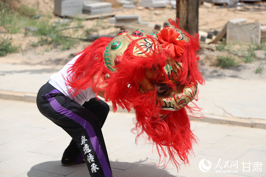 柴宗峰在桃林村展示蘭州北獅風(fēng)采。人民網(wǎng)記者 焦隆攝